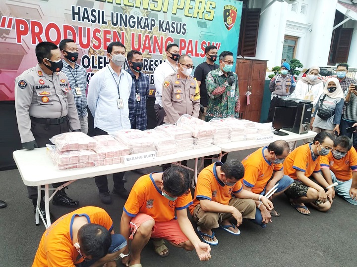 Komplotan Pencetak Uang Palsu 16 M Dibongkar Polrestabes Surabaya