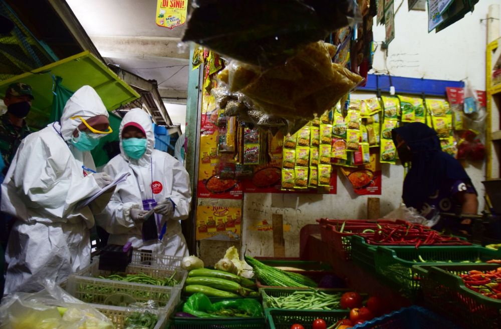 FOTO: Pedagang Pasar Soponyono Jalani Rapit Tes
