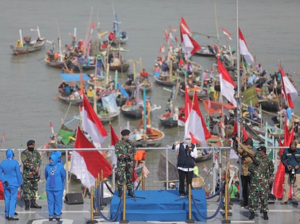 Berikan Bantuan Nelayan Terdampak Covid-19 di Atas KRI Makassar-590