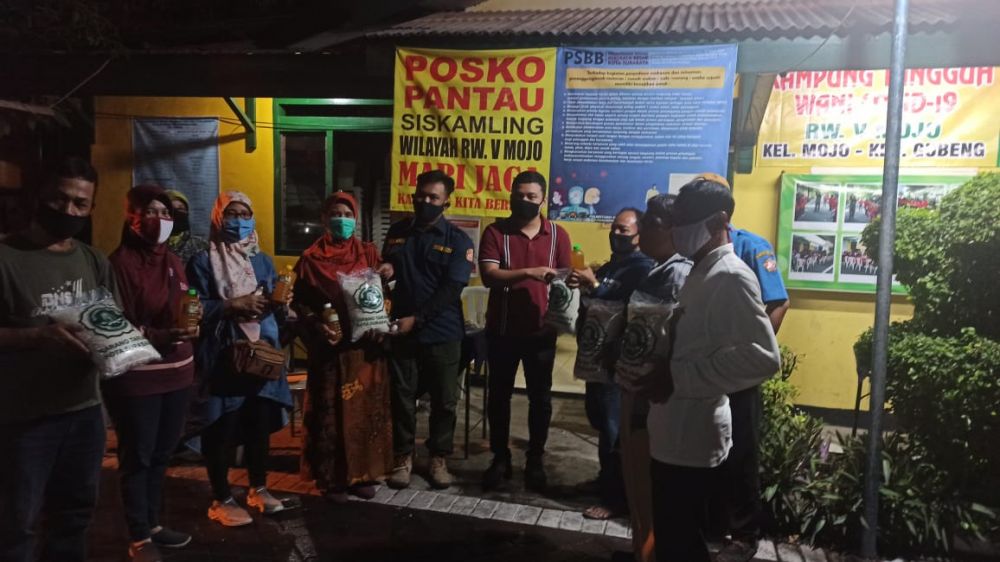 Sambangi Kampung Tangguh, Kartar Kota Surabaya Bagikan Ribuan Sinom
