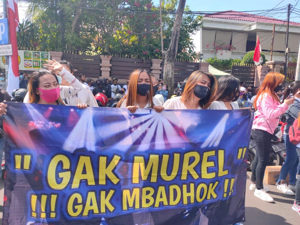 Lama Tak 'Bermesraan', Ratusan Purel Geruduk Pemkot Surabaya