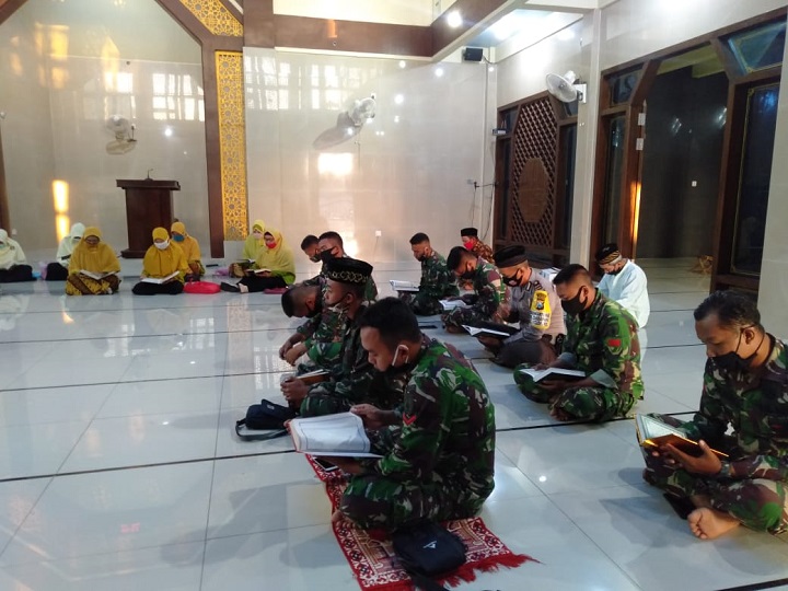Satgas TMMD Isi HUT TNI dengan Khotmil Qur'an