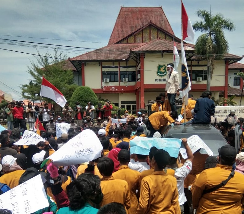Ratusan Mahasiswa Luruk Gedung DPRD Kab Sumenep