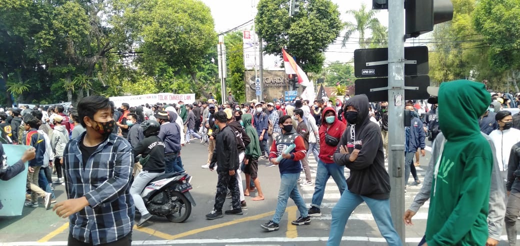 Gedung DPRD Kota Surabaya Dilempari Massa Aksi Demo