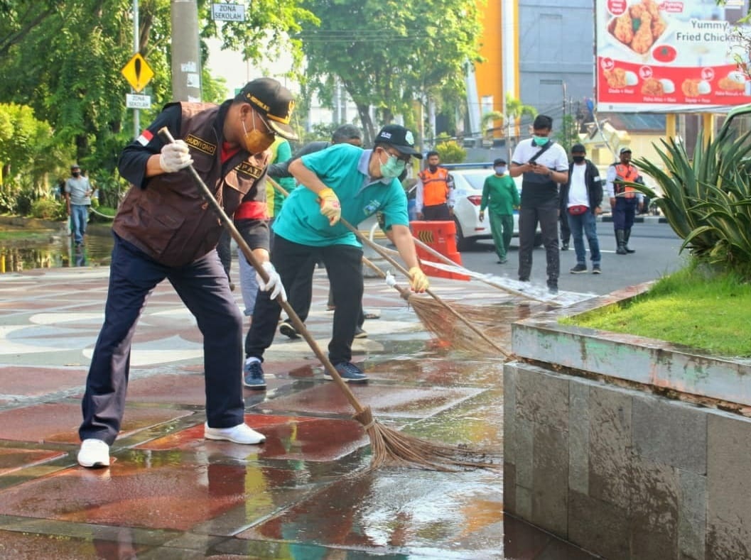 Pj Bupati Bersihkan Monumen Jayandaru Alun-Alun