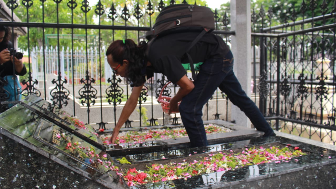 Hari Pahlawan, Mahasiswa Stikosa AWS Ziarah ke Makam Pendiri Surabaya Post