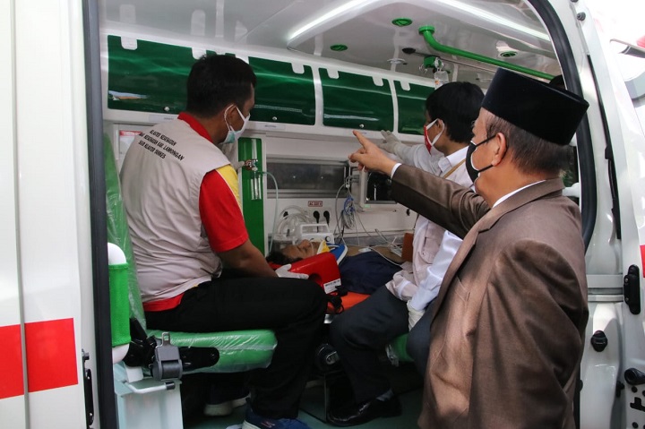 Fadeli Bagikan 11 Ambulance di Hari HKN