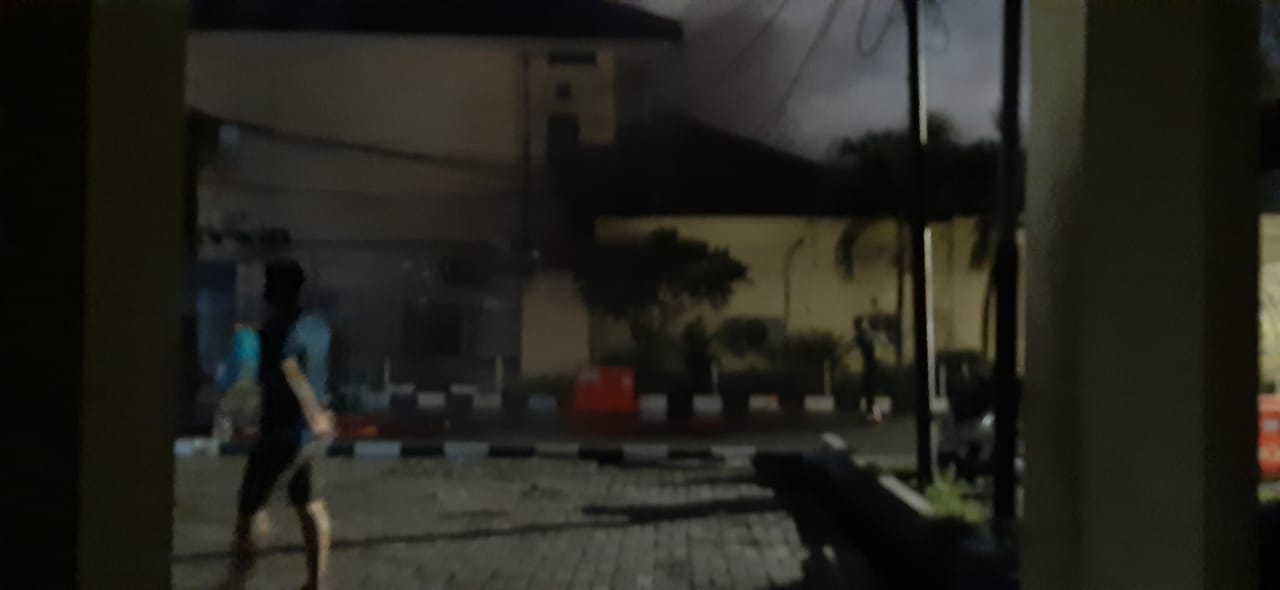 Gedung RTMC Polda Jatim Dilahap Si Jago Merah