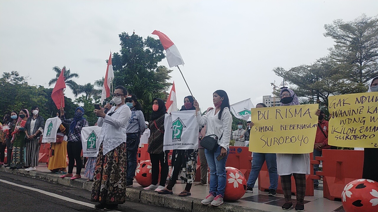 Emak-Emak Surabaya Gelar Aksi Bela Risma