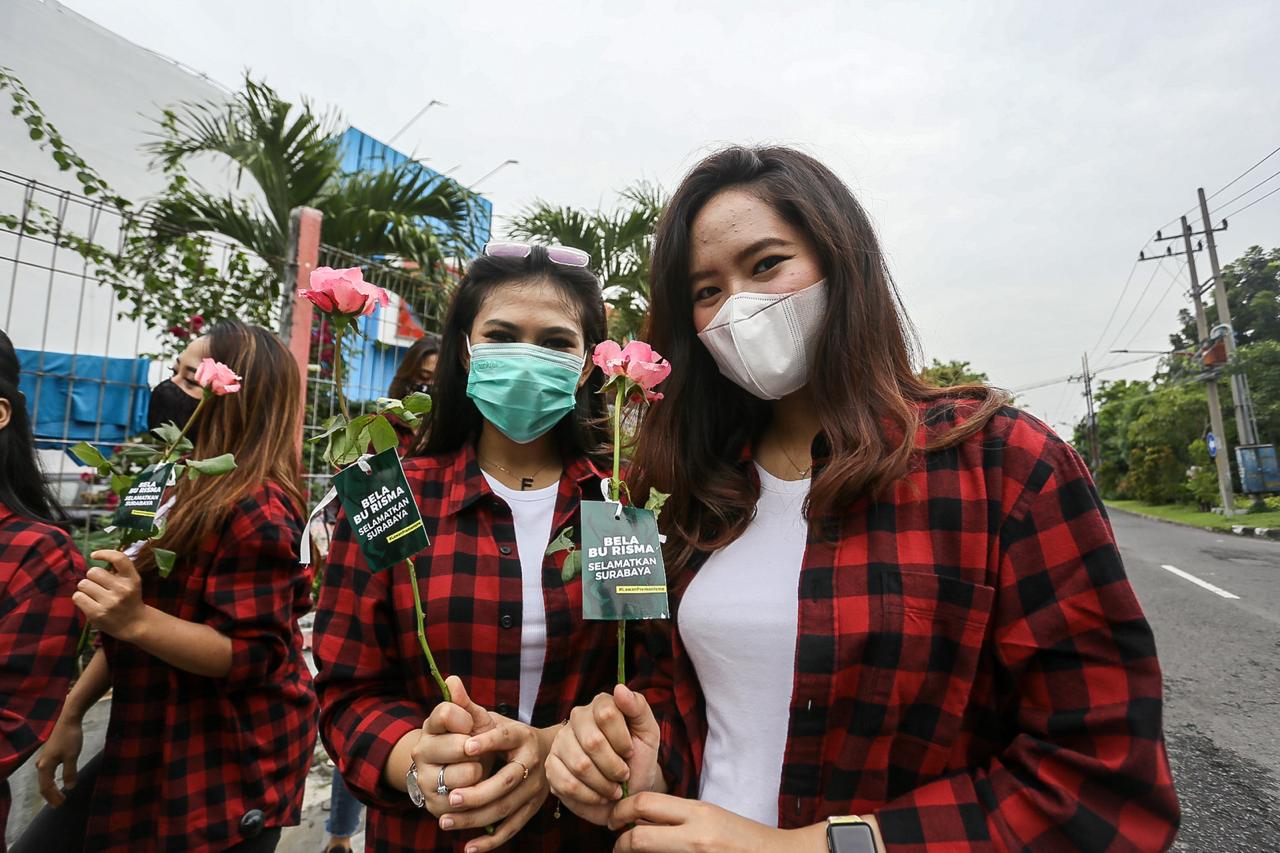 Milenial Bagi Bunga Mawar Bertuliskan Bela Bu Risma, Selamatkan Surabaya