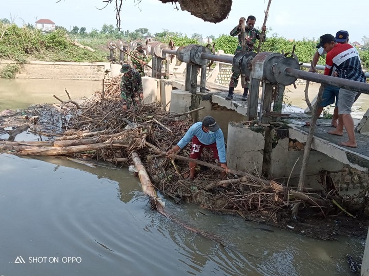 Cegah Banjir, TNI ajak Warga Bersihkan Sungai