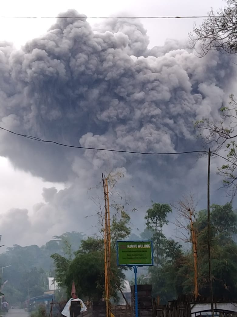 Berhati hati Gunung Semeru Erupsi Keluarkan Awan Panas Berjarak 4,5 KM