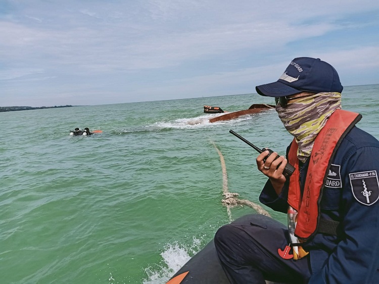 PLP Tanjung Perak Turunkan 8 Tim Penyelam, Cari 5 ABK yang Hilang