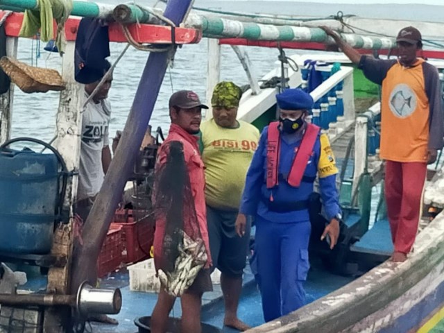 Polairud Gresik Tangkap 3 Kapal Beserta ABK Pemakai Jaring Trawl