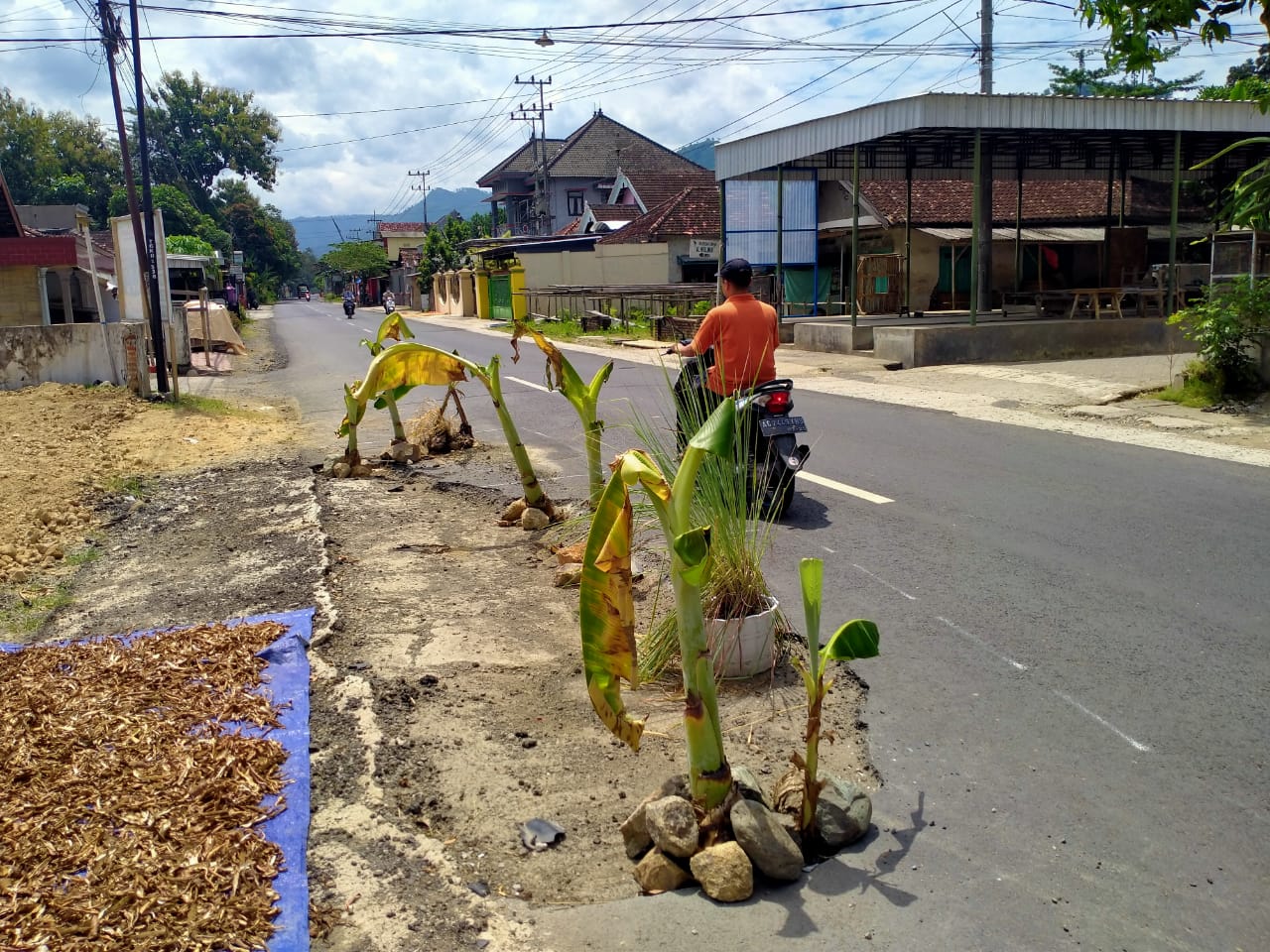 Baru Empat Bulan Diperbaiki, Proyek Jalan Ngampon-Bendo Kembali Rusak