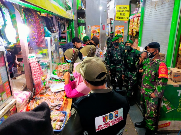 PPKM Hari Kedua di Lamongan, Warkop dan Pasar Jadi Sasaran Operasi