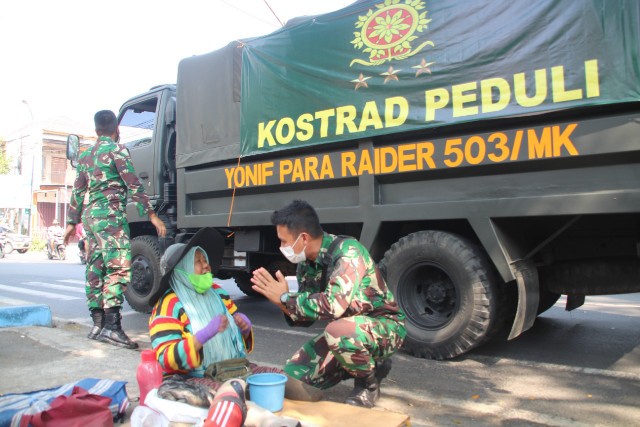 Pasukan Tempur 503/Mayangkara Beri Bantuan Sembako Warga Terdampak PPKM