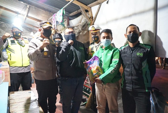 Polres Blitar Kota Bagi 1.500 Kg Bansos Beras di Malam Hari