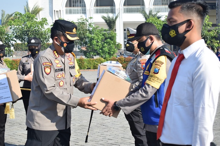 Polisi Sidoarjo Dibekali Paket Kesehatan Lawan Covid-19