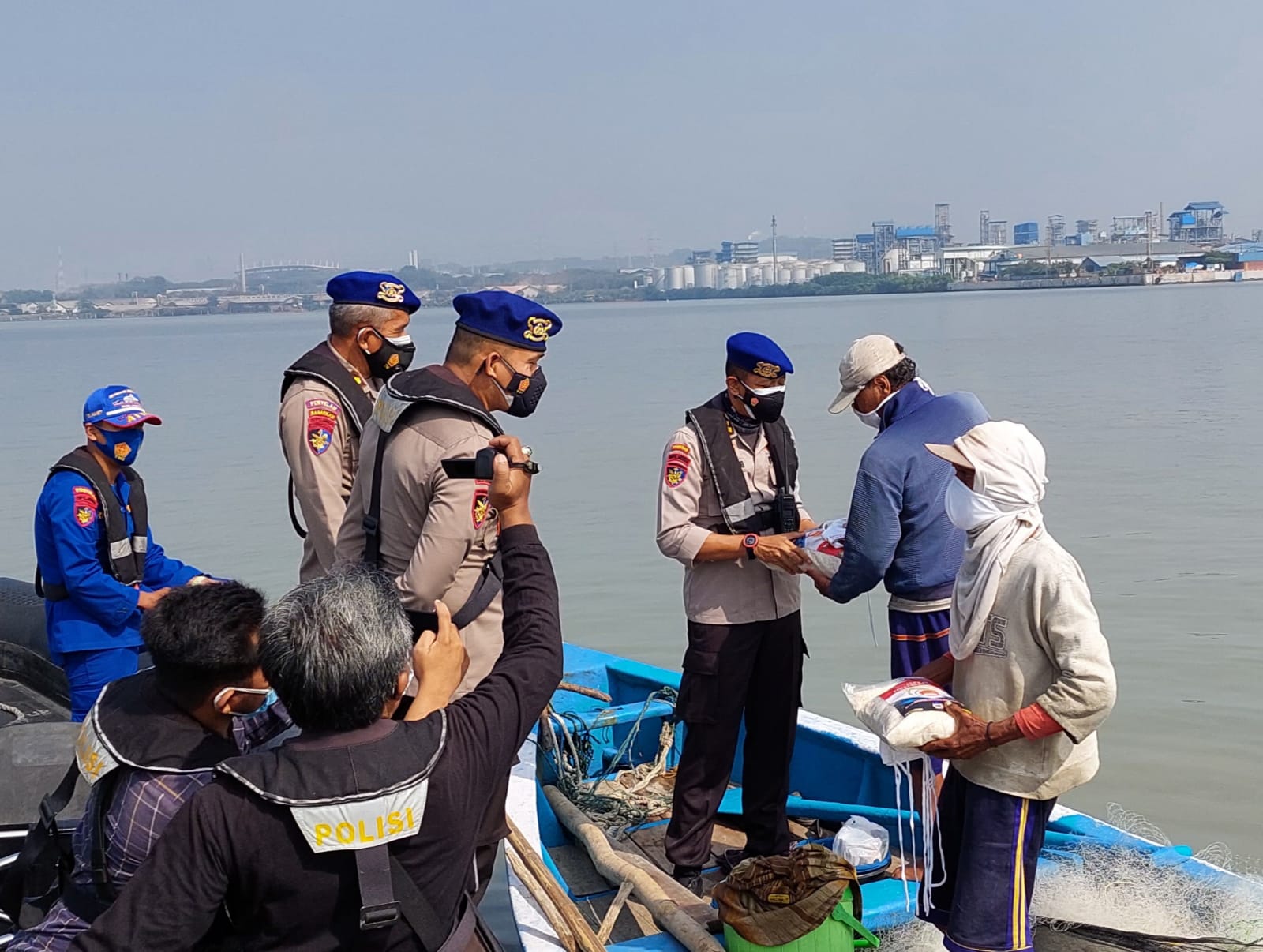 1000 Kantong Beras Didistribusikan Polairud Polda Jatim Kepada Nelayan Bangkalan dan Gresik