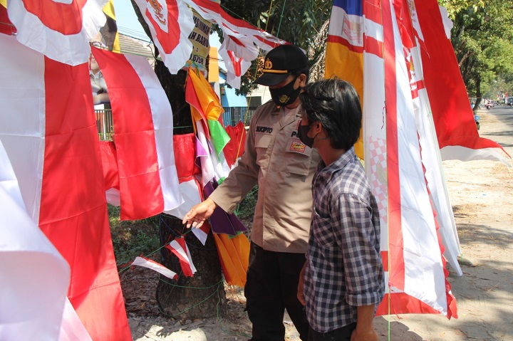 Bantu Pedagang UMKM, Polres Lamongan Borong Bendera Merah Putih