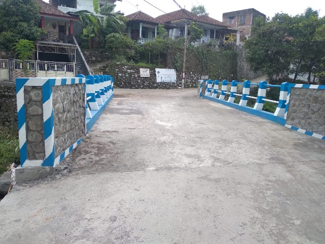 Jembatan Dusun Ngadilegi Desa Plintahan Pandaan Rampung