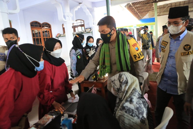 Kapolda Jatim Tinjau Vaksinasi di Ponpes Bangkalan