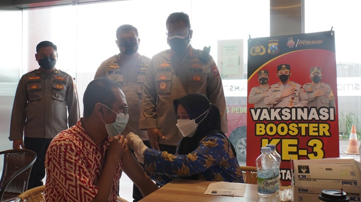 Libur Imlek, Polisi Sidoarjo Masifkan Himbauan Prokes dan Vaksin ke Pengunjung Mal