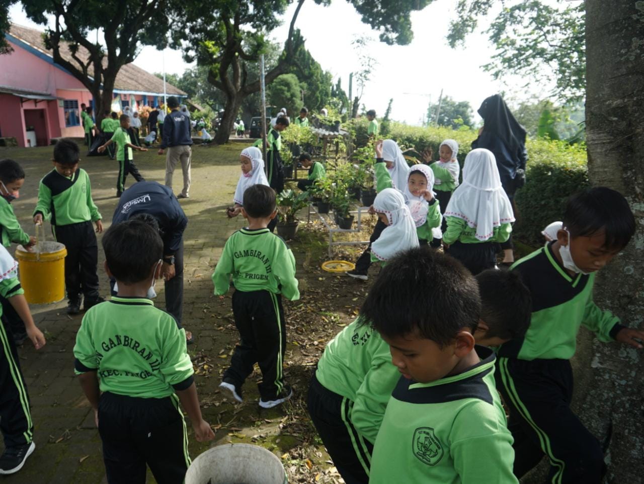 Mahasiswa KKN-P UMSIDA Laksanakan Gerakan Sadar Kebersihan Lingkungan SDN Gambiran III dan Pembuatan Papan Jalan Desa Gambiran