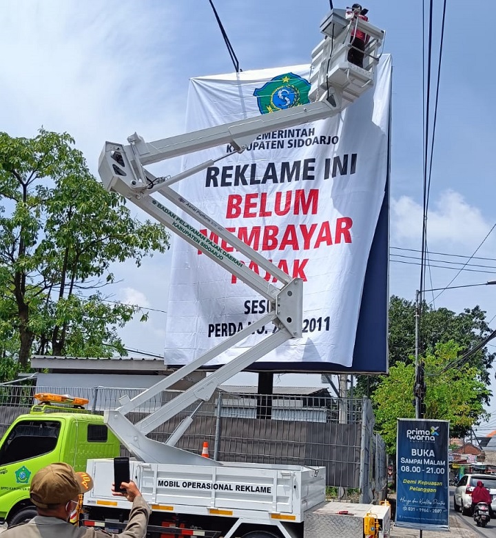 Nunggak Pajak, BPPD Sidoarjo Tutup Tiga Reklame di Sukodono