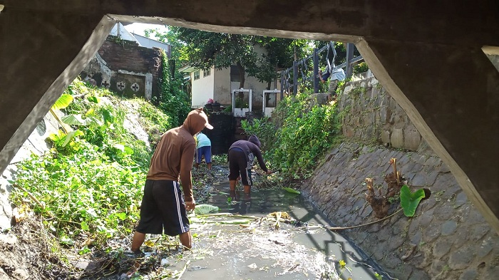 Antisipasi Banjir, Dinas PUPR Kota Kediri Rutin Bersihkan Sungai