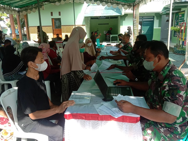 Kodim 0812 Salurkan Bantuan Tunai, untuk PKL dan Nelayan Lamongan