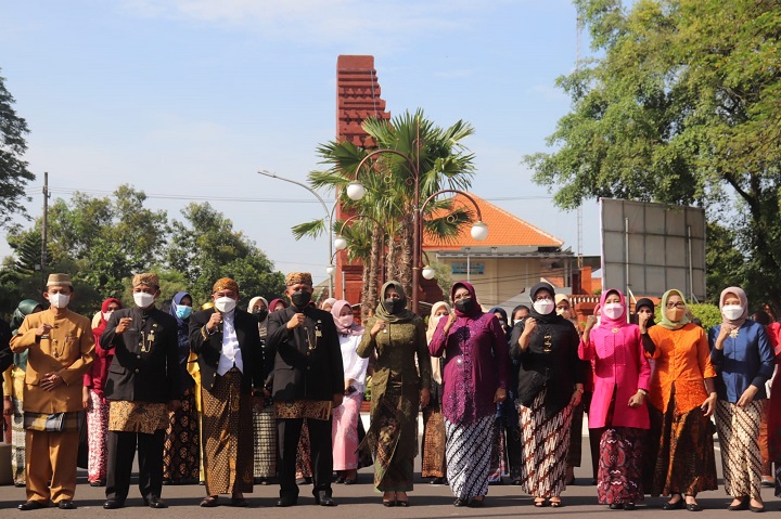 Peringati Hari Kartini, Karyawati Pemkab Mojokerto Ikuti Apel Bersama Pakai Kebaya