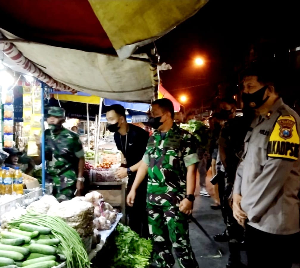 Pimpin Sidak Minyak Goreng, Dandim 0815 Mojokerto Cek Harga dan Stok di Pasar Tanjung Anyar