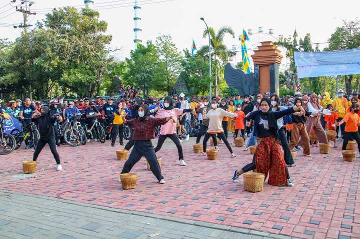 Flash Mob Tari Boran, Meriahkan Gowes Bareng Bupati Lamongan