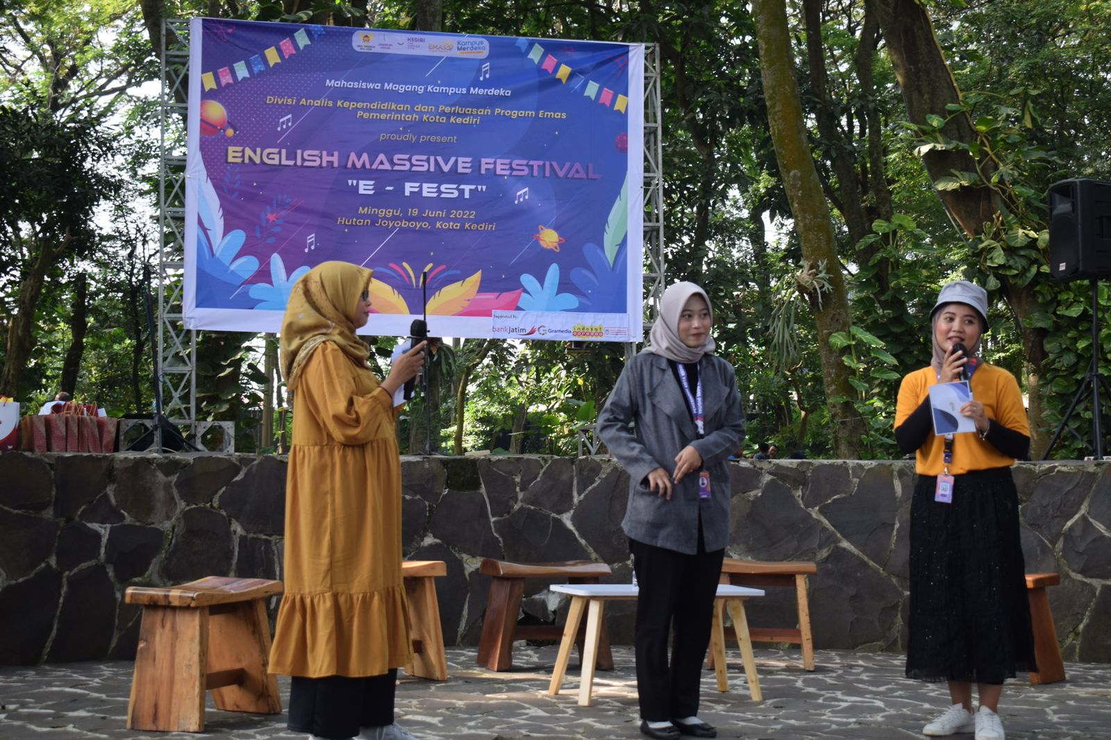 Mahasiswa Magang Merdeka Pemkot Kediri Gelar Festival English Massive (EMAS)