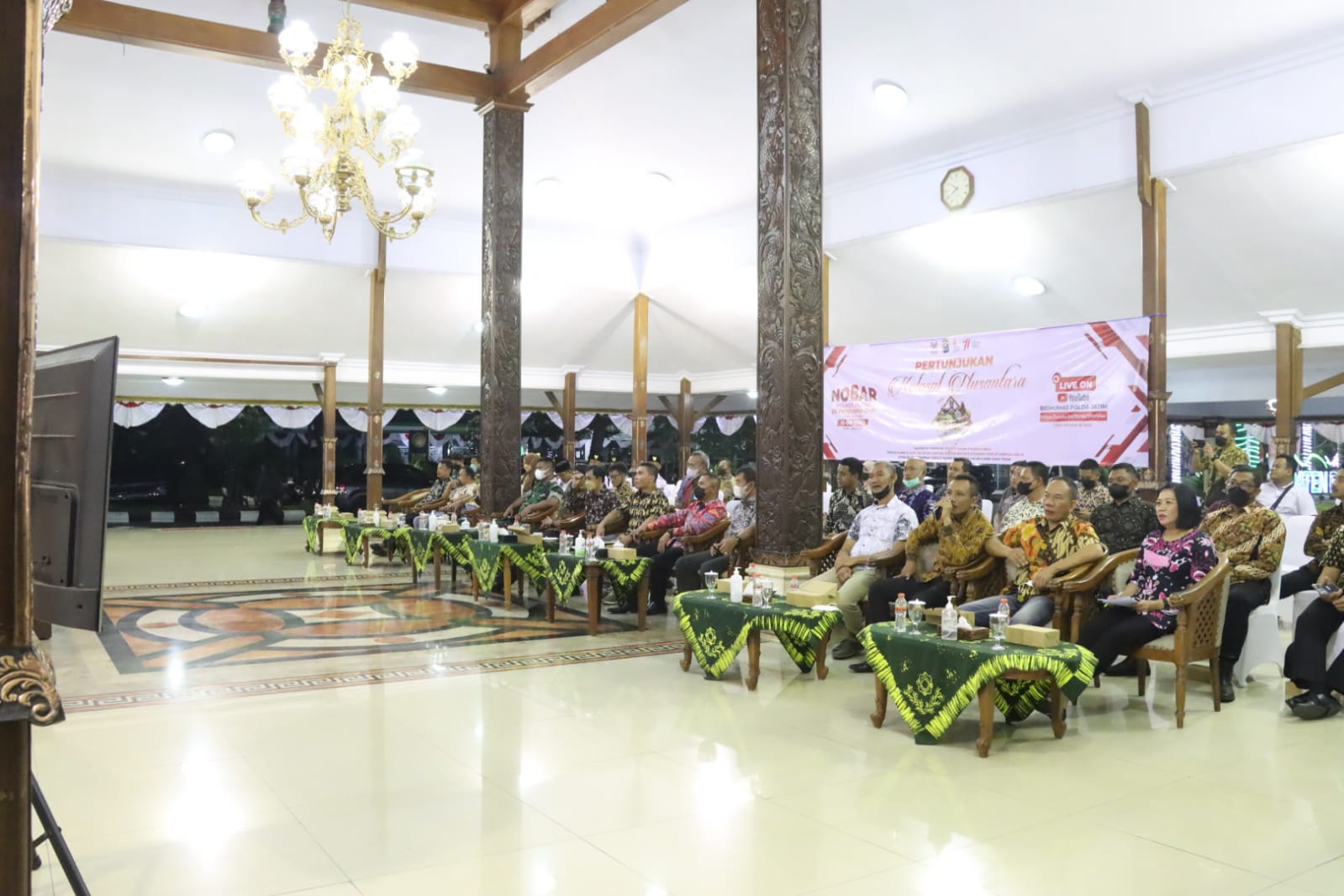 Polres Blitar dan Jajaran Gelar Nobar Pertunjukan Kolosal Nusantara Gemilang Jawa Timur 2022 di Pendopo RHN Kabupaten Blitar