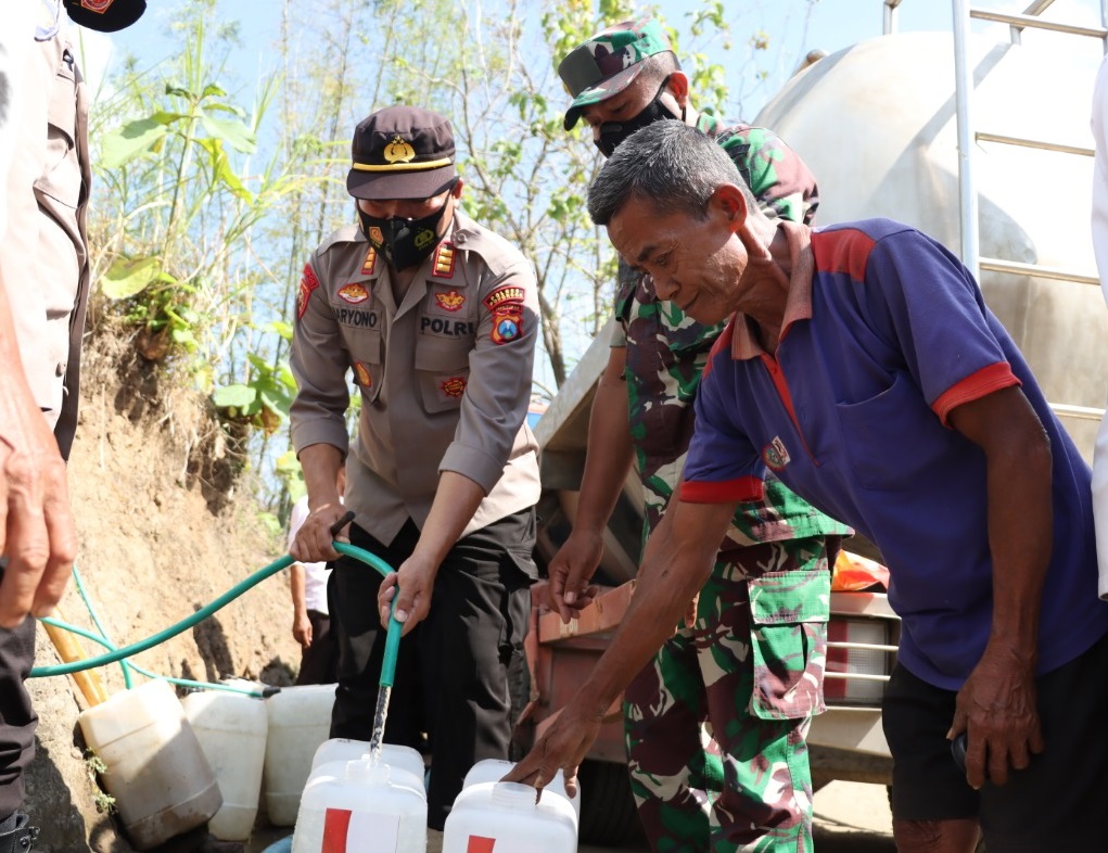 Warga Terdampak Kekeringan, Polres Ponorogo Salurkan Bantuan Air Bersih dan Sembako