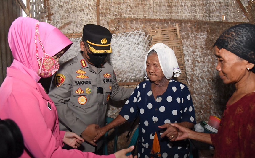 Tindak Lanjut Program Kandani, Polres Lamongan Bantu Bedah Rumah Mbok Inah