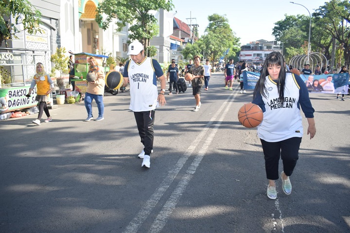 Bumikan Bola Basket di Lamongan, 100 Atlet Aksi Dribble Bola di Alun-alun