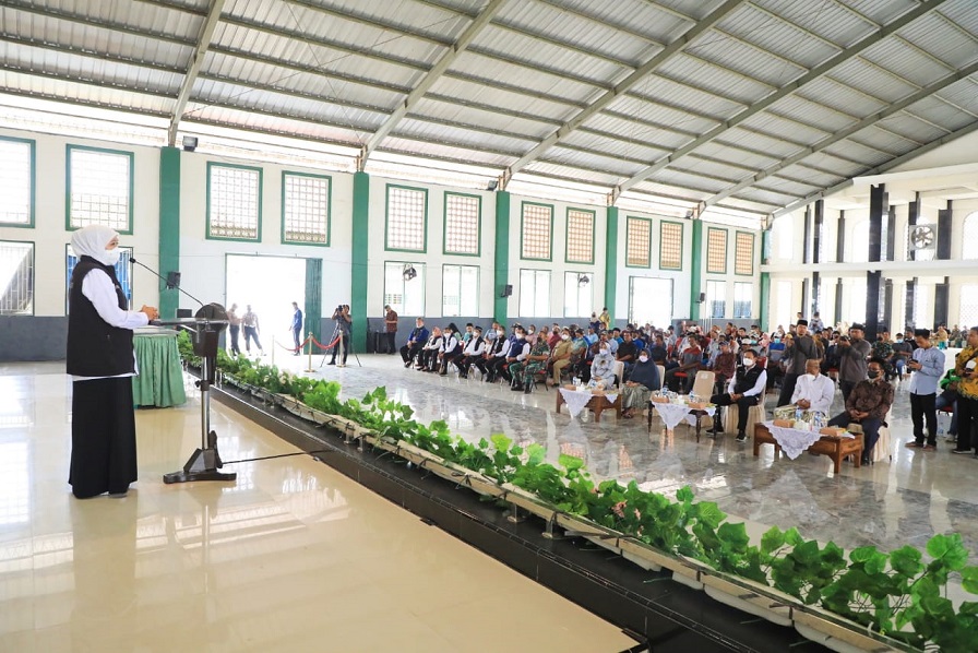 Resmikan PLTS Atap 7.500 W, Gubernur Khofifah: Komitmen Pemprov Jatim Kembangkan Green Energy dan Energi Baru Terbarukan