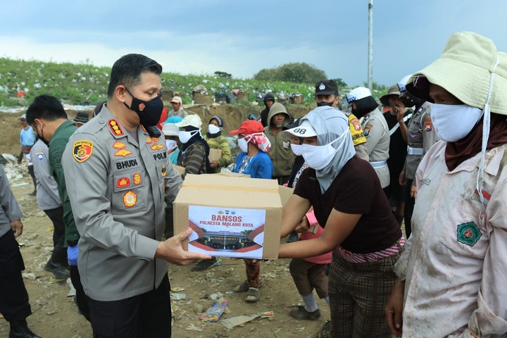 Polresta Malang Kota Bersama UPT Pengolahan Sampah Berbagi untuk Pemulung di TPA Supit Urang