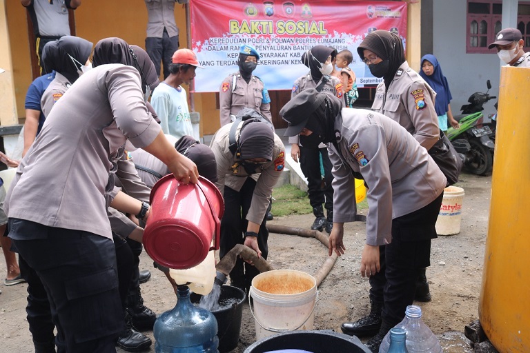 Krisis Air, Polwan Polres Lumajang Salurkan Bantuan Air Bersih