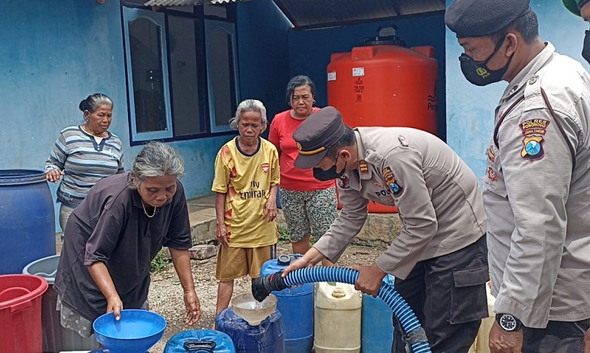 Terdampak Kekeringan, Polres Ponorogo Salurkan 8.000 Liter Air Bersih Kepada Warga Desa Sidoharjo