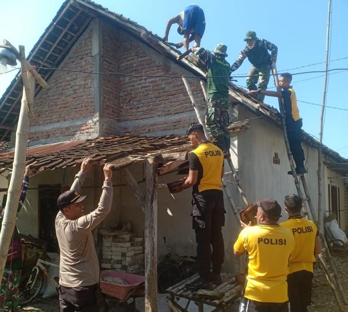 Terkena Angin Puting Beliung, Polisi di Bojonegoro Bersama TNI dan Satpol PP Perbaiki Rumah Warga yang Rusak