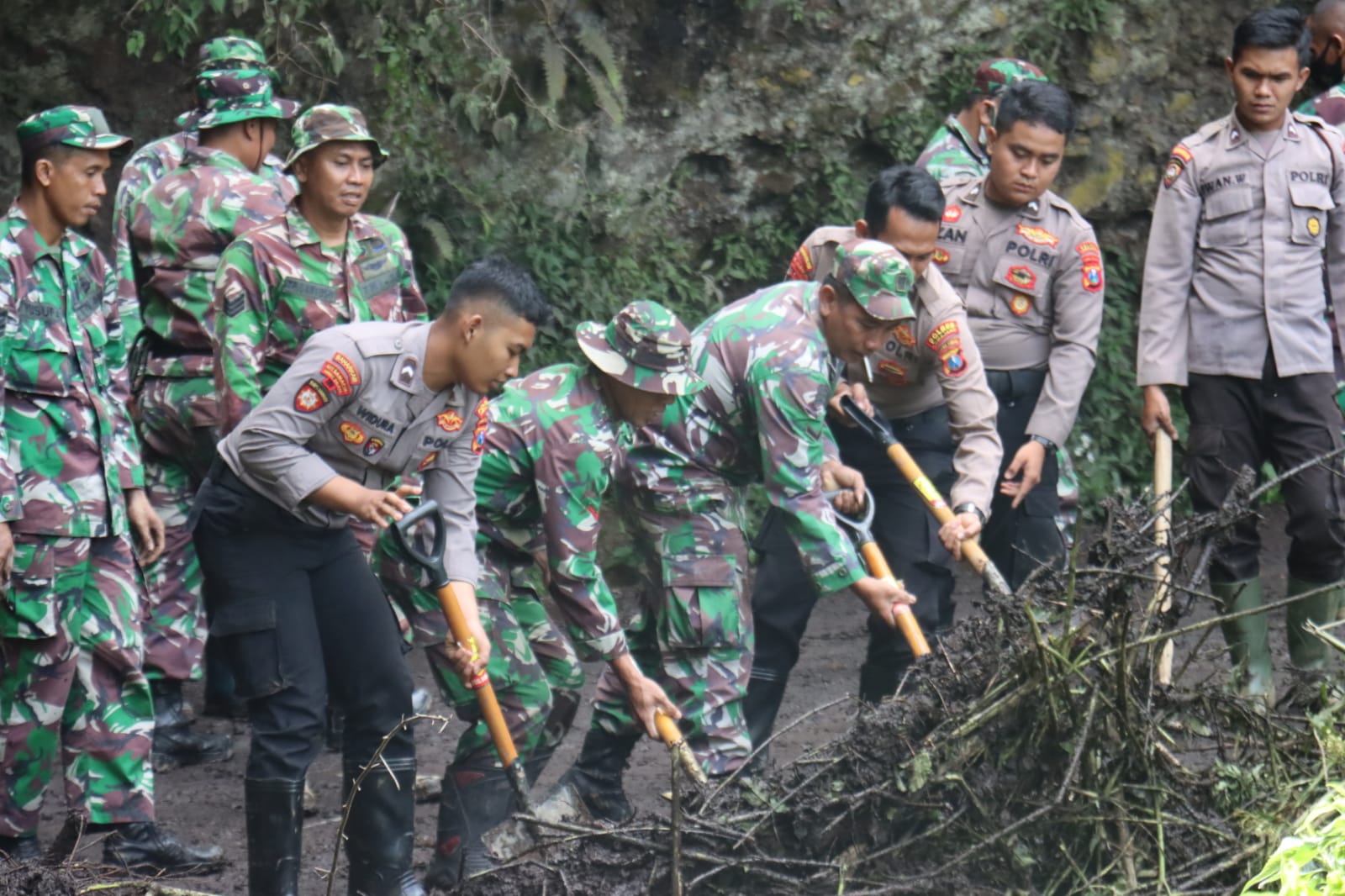 Bersinergi Bersama TNI dan BPBD, Polres Lumajang Tangani Bencana Tanah Longsor di Ranupani