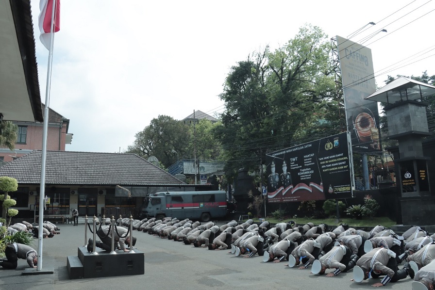 Berdoa Untuk Korban Tragedi Kanjuruhan,  Kapolresta Malang Kota  Pimpin Doa dan Sujud Bersama