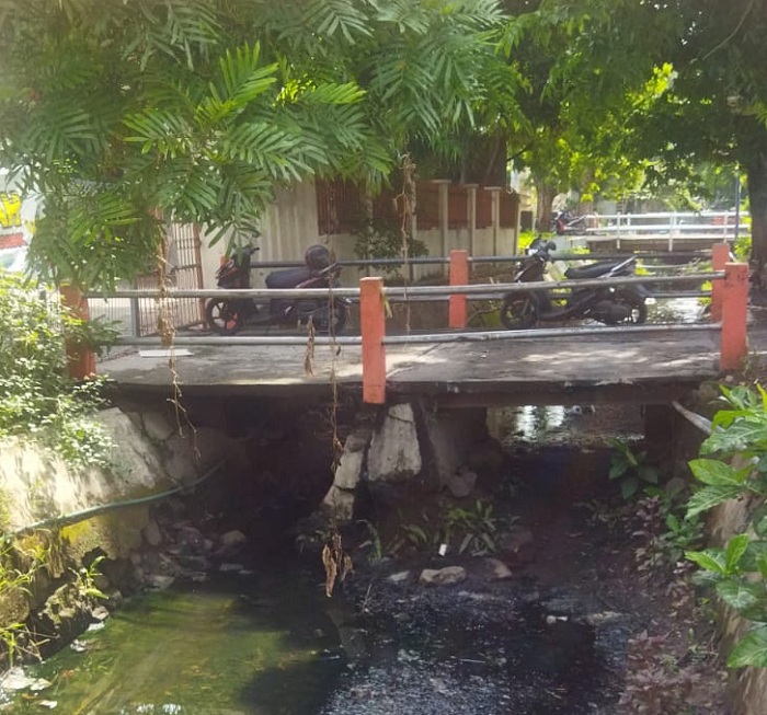 Siswa SD Semolowaru 261 Kesulitan Akses Sekolah: Jembatan Mau Roboh, Jalan Kampung Rusak