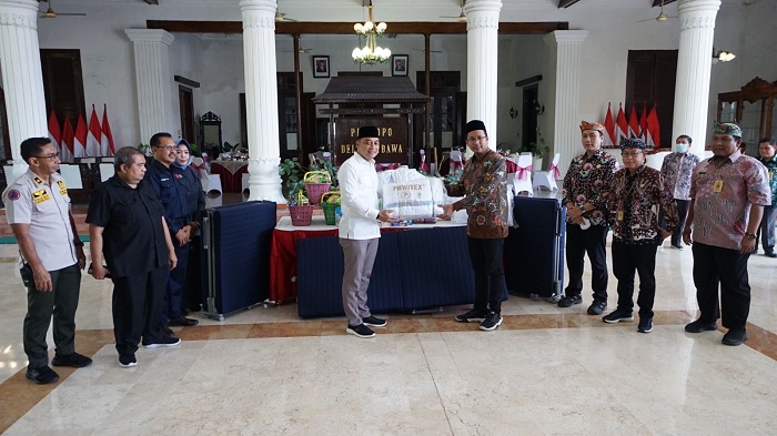 Walikota Surabaya Eri Cahyadi Serahkan Bantuan Korban Angin Puting Beliung Sidoarjo