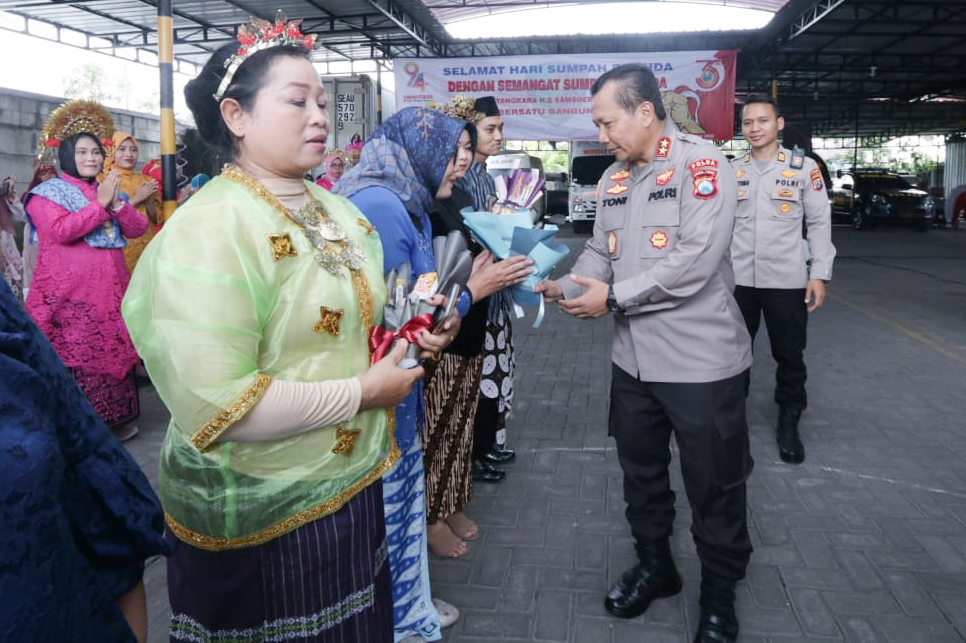 Peringati HUT RS Bhayangkara, Petugas Pelayanan Kenakan Baju Adat